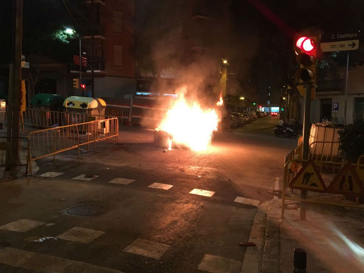 Un contenedor quemado por el pirómano de Badalona / ARCHIVO