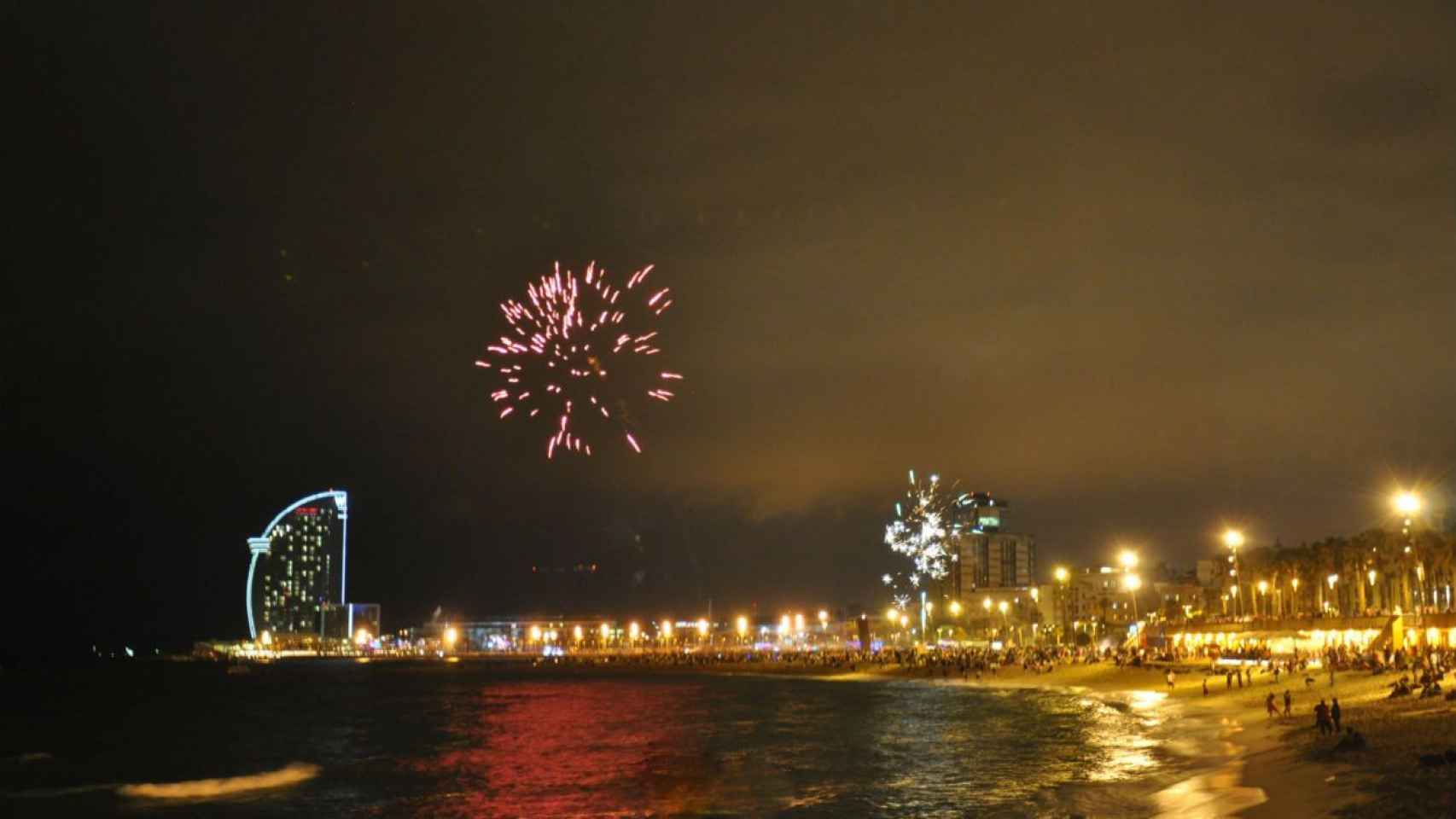 La playa de Barcelona en la noche de San Juan