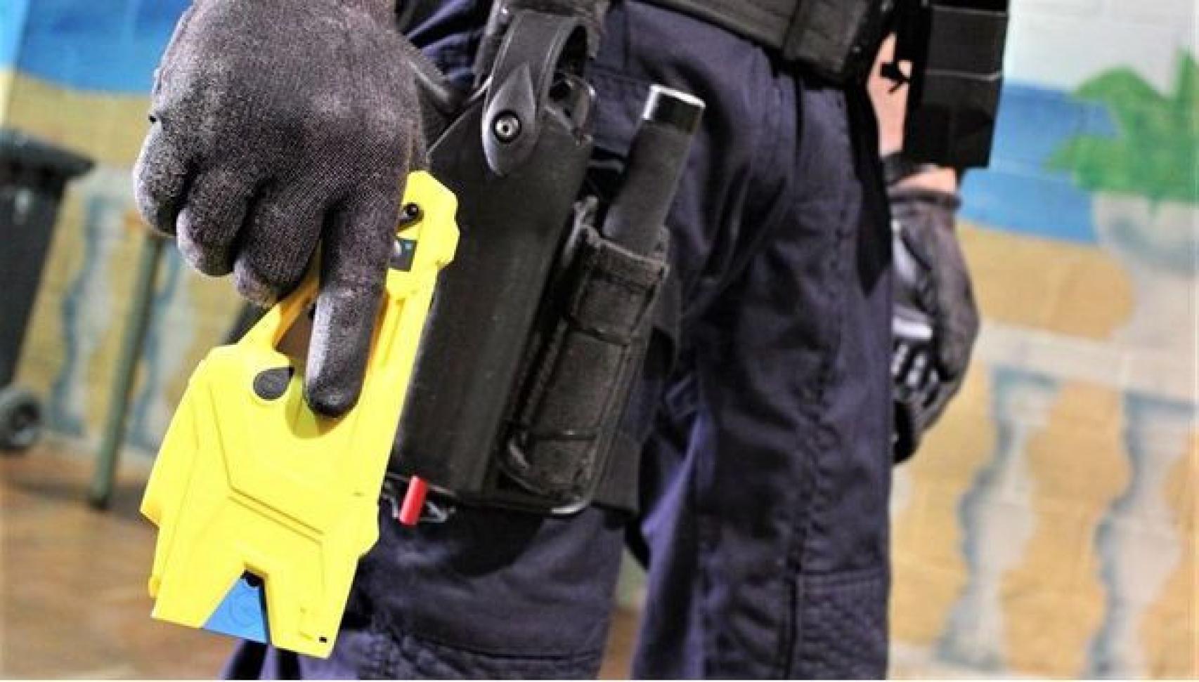 Agente de la seguridad en Barcelona con una pistola Taser