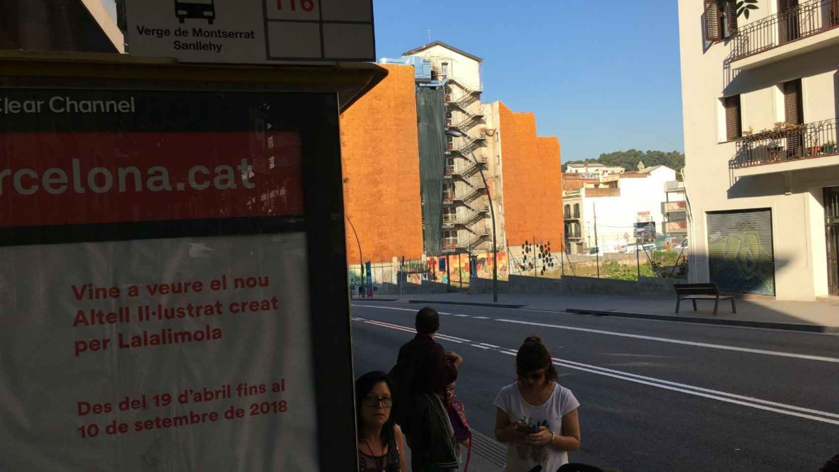 Imagen de la parada del bus nº 24 cerca de la plaza Sanllehy, tocando a Verge de Montserrat / MIKI