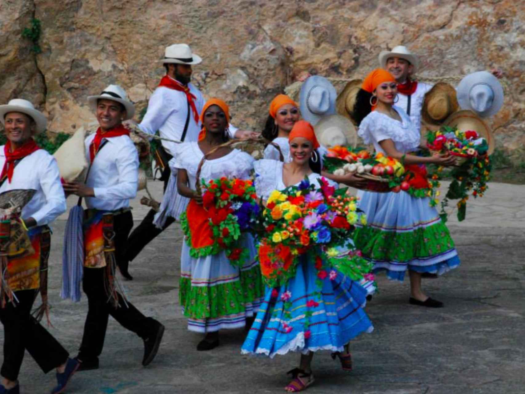La danza de Sentimiento Cimarrón en la playa de BCN