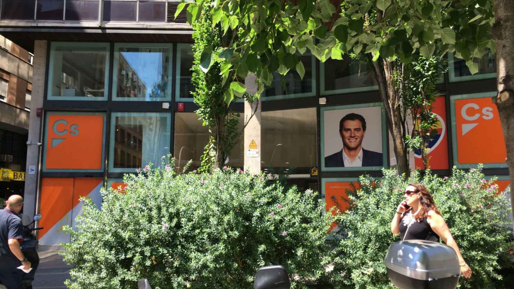 Así de diferente luce la sede barcelonesa de Ciudadanos esta semana