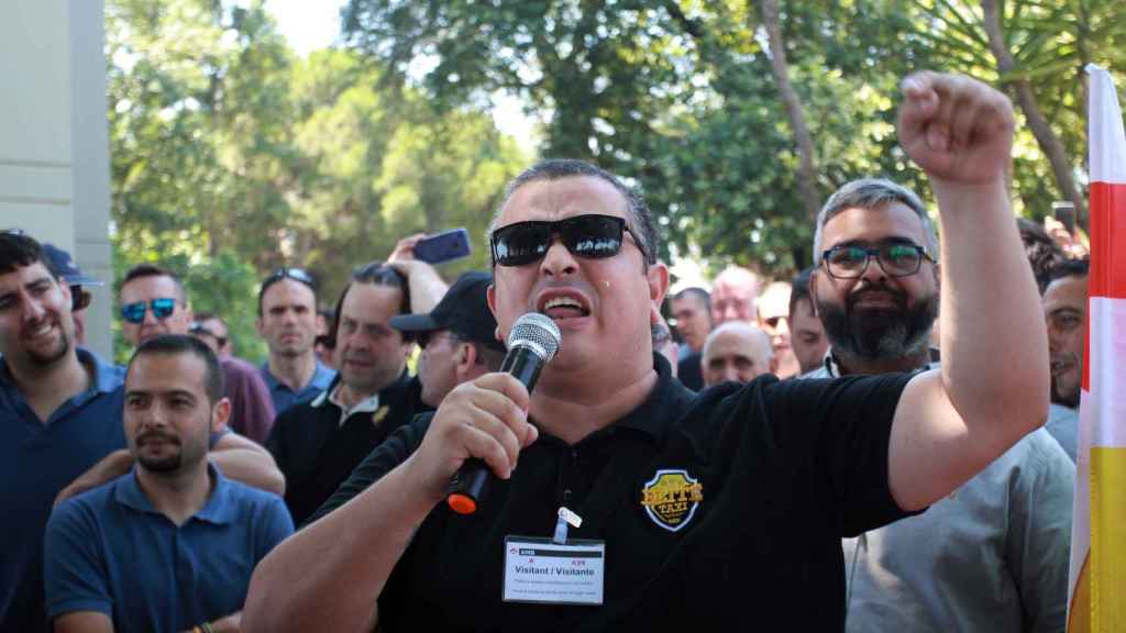 Tito Álvarez, portavoz de Élite Taxi, en la concentración frente al edificio del AMB | HUGO FERNÁNDEZ