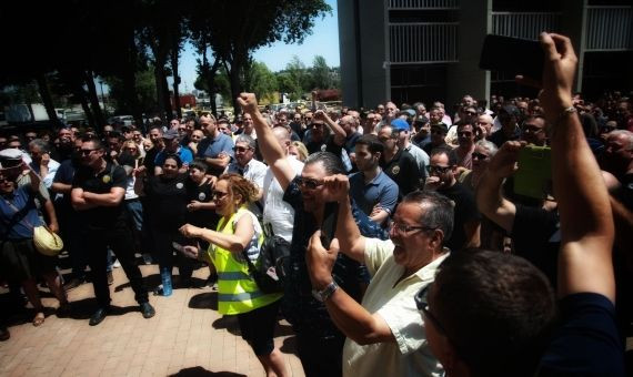 Taxistas de Barcelona concentrados para apoyar el reglamento que limita las VTC | HUGO FERNÁNDEZ