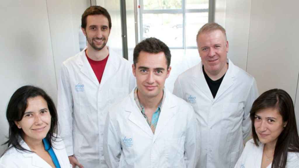 Héctor G. Palmer, en el centro, junto al resto del equipo de investigación del Grupo de Células Madre y Cáncer del Vall d'Hebron / VHIO