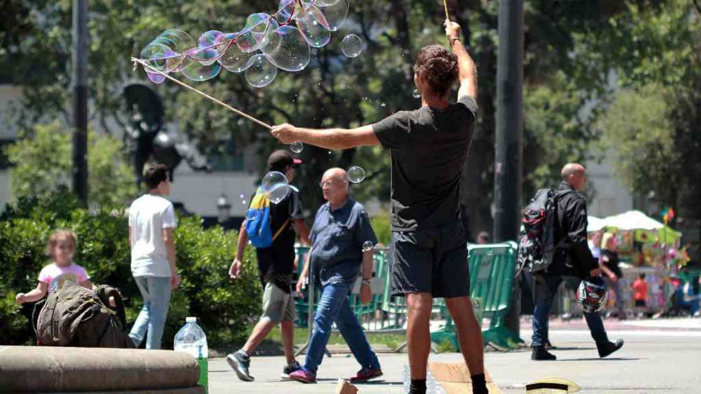 Burbujas en una plaza / HUGO FERNÁNDEZ