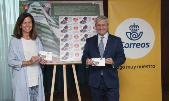 La presidenta de Manos Unidas, Clara Pardo y el presidente de Correos, Javier Cuesta Nuin / MANS UNIDES 