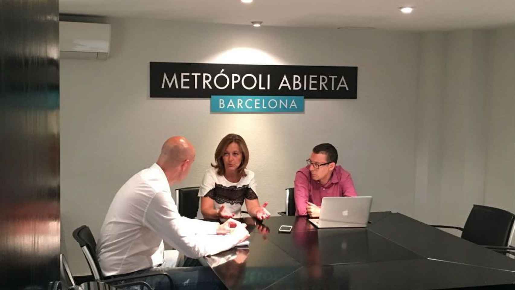 Carina Mejías, en la sede de Metrópoli Abierta, exige desalojar la acampada independentista de la plaza de Sant Jaume / MIKI