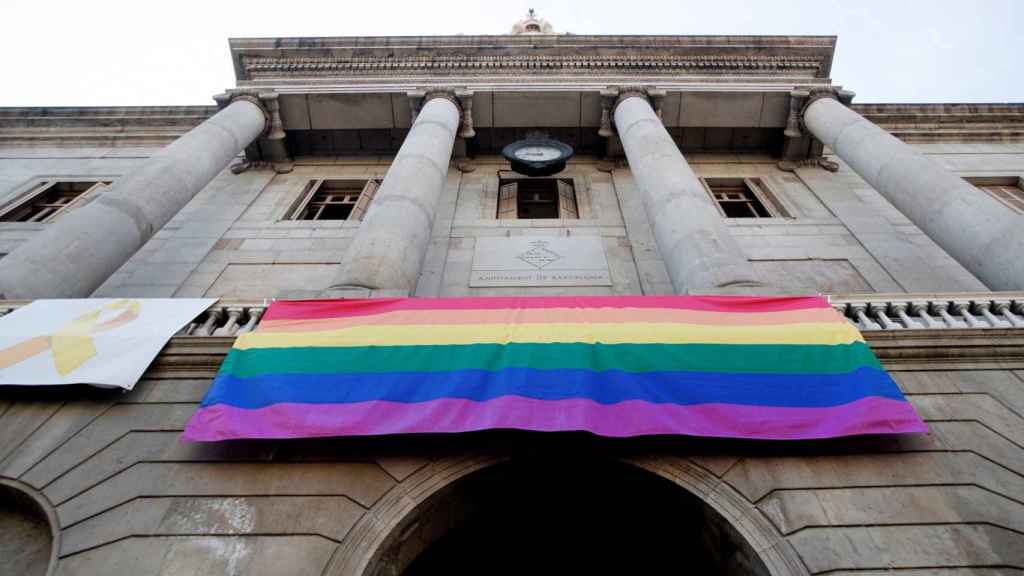 La bandera del arco iris ondeando en la fachada del Ayuntamiento de Barcelona | EFE