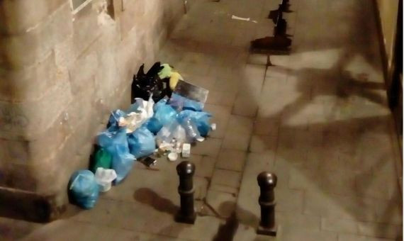 Bolsas de basura tiradas en una esquina del Raval.