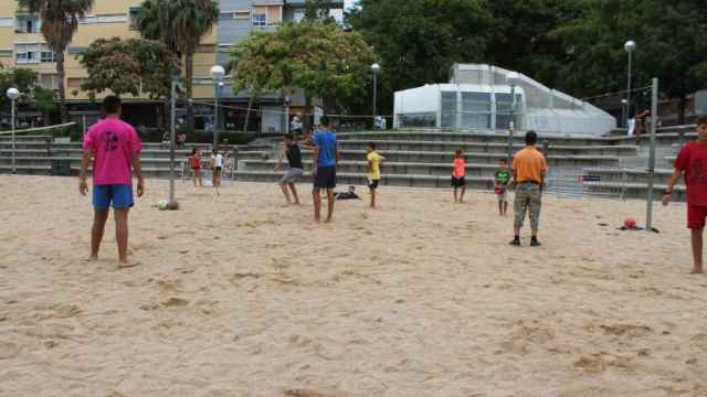 Nou Barris volverá a tener playa este verano: la 'Prospe Beach' de la plaza de Àngel Pestaña / AYUNTAMIENTO DE BARCELONA