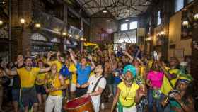 La afición brasileña celebra el pase a cuartos de final en el Mundial de Rusia / H.F.