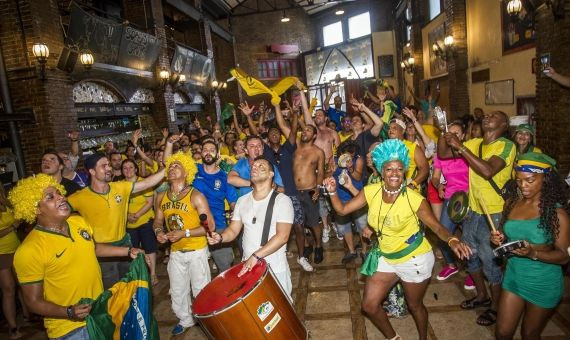 Los brasileños celebran el pase a cuartos en Barcelona / H.F.