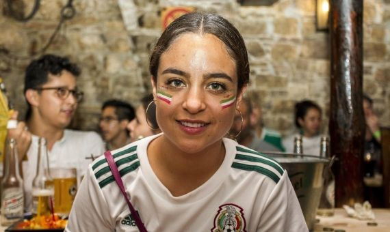 Los mexicanos animan a su equipo contra Brasil / H.F. 