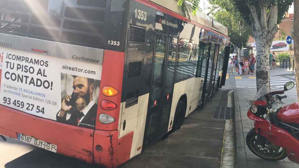 Un autobús de TMB se 'hunde' en una calle de Cornellà.