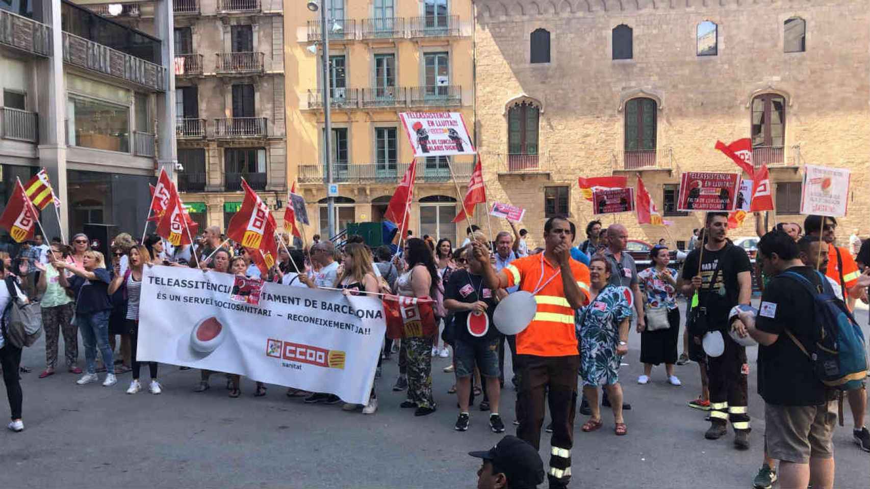 Trabajadores del servicio de teleasistencia se manifiestan en la puerta del Ayuntamiento / @ccoocatalunya