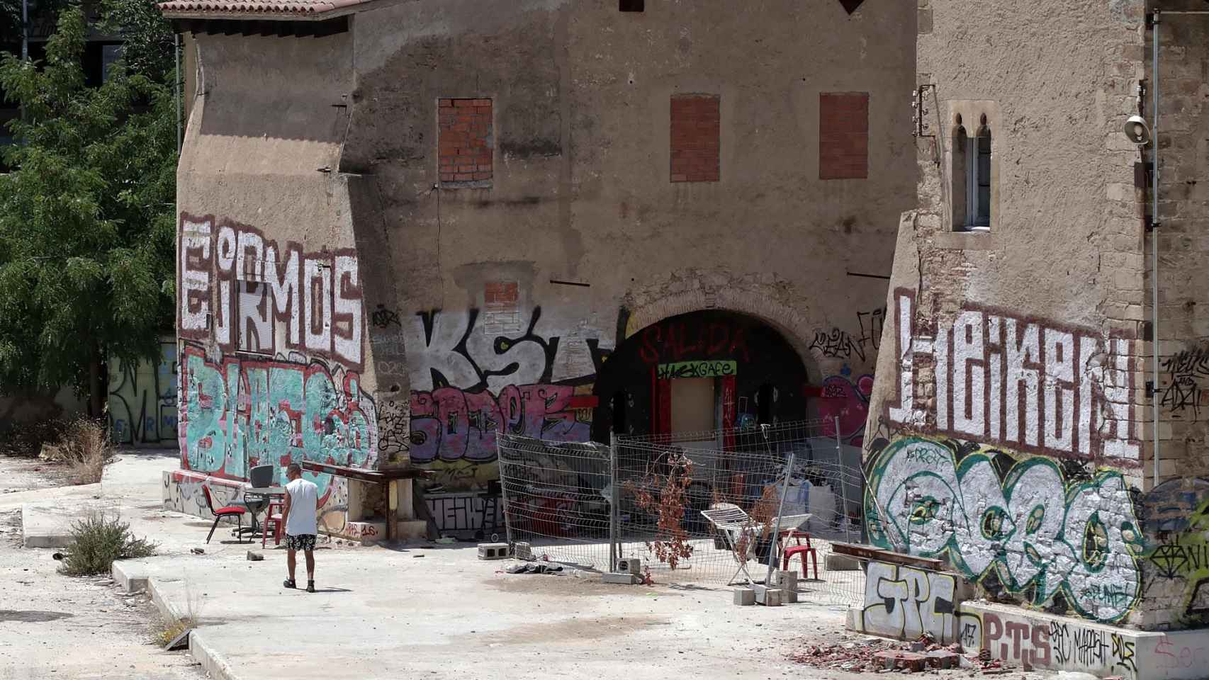 Un 'okupa' junto a la Torre del Fang, abandonada y deteriorada, desde hace una década / HUGO FERNÁNDEZ