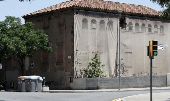 La Torre del Fang, recubierta con una malla, para evitar desprendimientos / HUGO FERNÁNDEZ