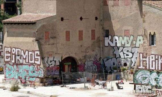 La Torre del Fang con una valla en la parte delantera y enseres en el patio / HUGO FERNÁNDEZ 