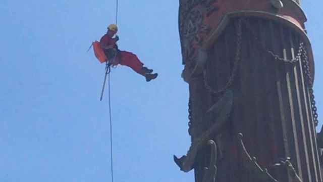 Un activista de Open Arms descendiendo en rápel de Colón / CR