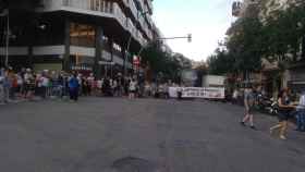 Aspecto que presentaba la plaza Sanllehy al inicio de la manifestación vecinal por la mejora del transporte público / Jordi Borràs