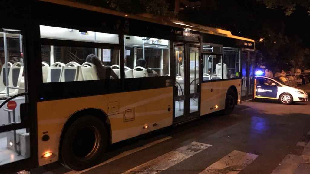 Los Mossos han cortado la calle Llobregós a la altura de Ramon Rocafull, impidiendo incluso el paso del bus nocturno  / MIKI