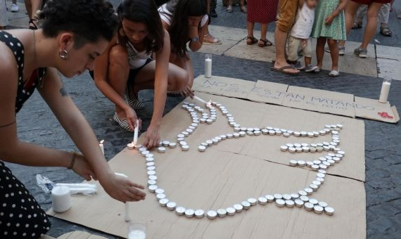 Velatón en la plaza de Sant Jaume por la paz en Colombia / HUGO FERNÁNDEZ