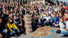 Decenas de voluntarios muestran su satisfacción junto a los restos de colillas recogidas durante este sábado / HUGO FERNÁNDEZ