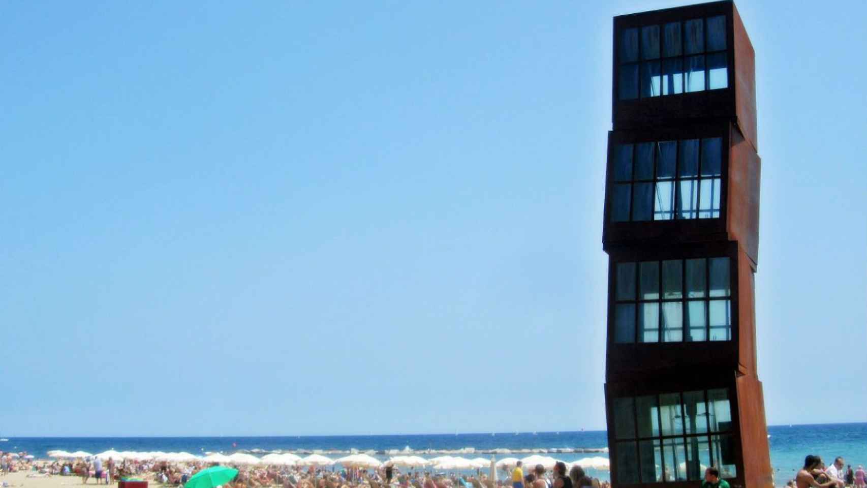 Junto a la escultura de 'L'Estel ferit', en La Barceloneta, se levantará la montaña de colillas que se recojan por toda la ciudad / Archivo