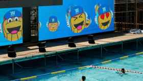 Wopit, la mascota de los Europeos de Waterpolo, proyectada en las macropantallas instaladas en la piscina Picornell / WP2018