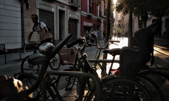 Un ciclista pasa por una parada de bicis, de donde se suelen robar los vehículos / HUGO FERNÁNDEZ