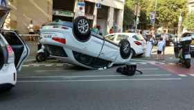 Imagen del coche que ha quedado volcado tras el choque con otro vehículo / EP