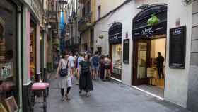 Turistas paseando por la calle de Petritxol / HUGO FERNÁNDEZ