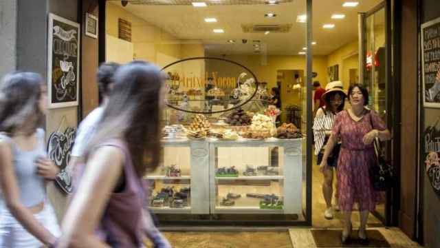 Turistas paseando por delante de una chocolatería de la calle de Petritxol