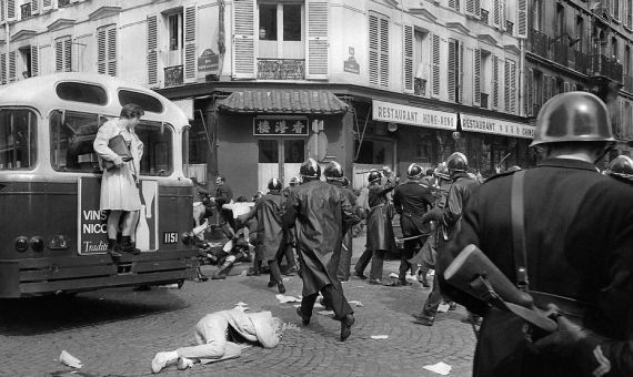 Un instante de las manifestaciones de Mayo del 68 / Jacques Boissay, Bernard Charlet/France-Soir