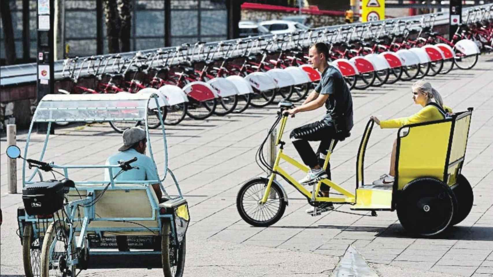 Bicitaxis legales e ilegales se enfrentan en un mismo territorio turístico: Ciuatat Vella / LL