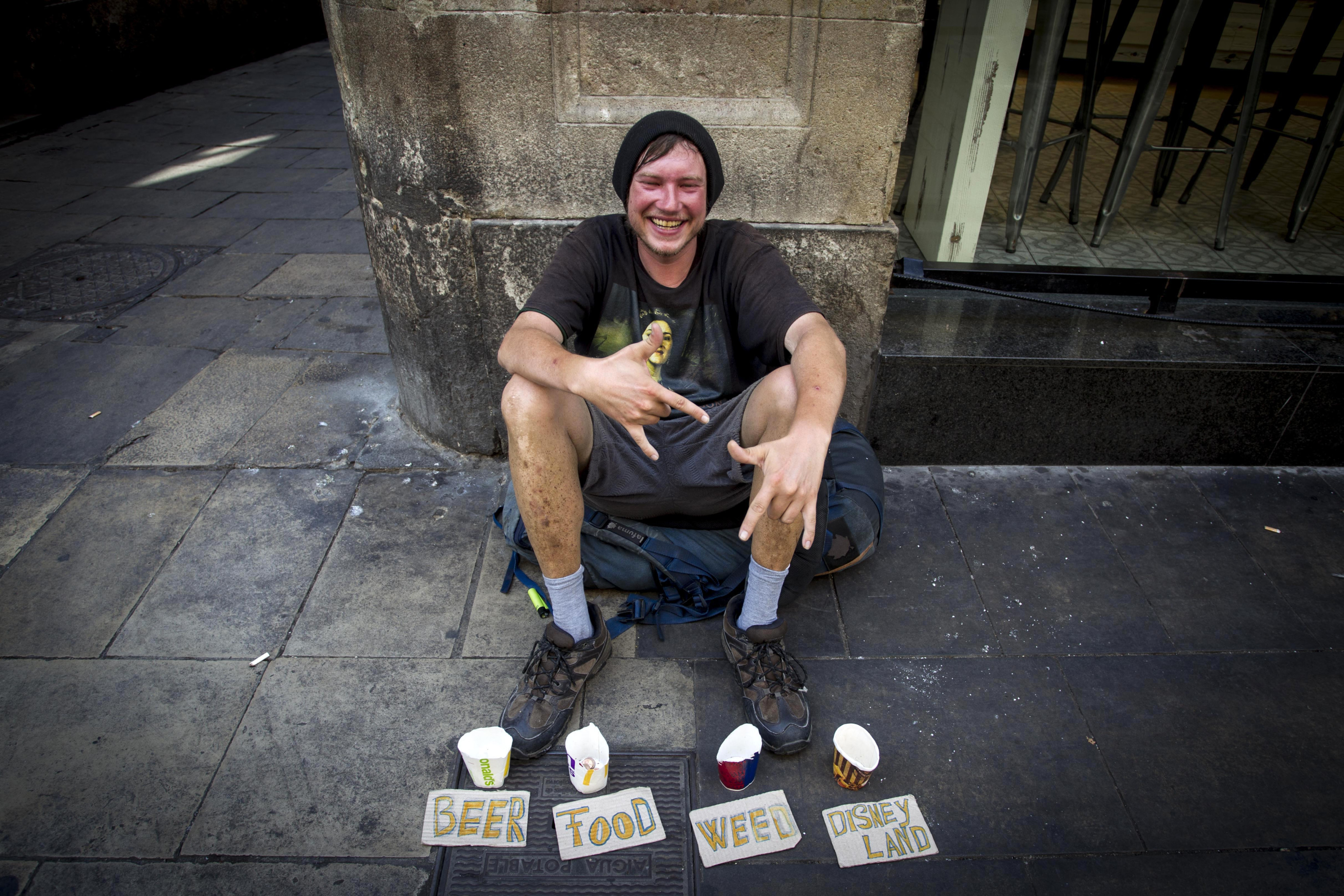 Un turista pidiendo... pero con todo bien ordenado / HUGO FERNÁNDEZ