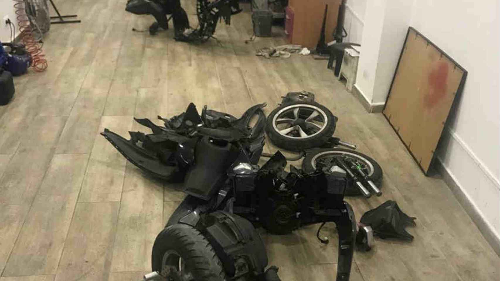 Las motos halladas por la policía en pleno proceso de desguace  / GUÀRDIA URBANA