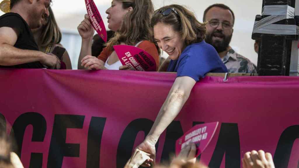 Ada Colau, en una carroza durante el Pride, ha salido en defensa del joven agredido / Ajuntament Barcelona