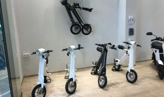 Un pequeño scooter plegable, muy útil en la ciudad / CR