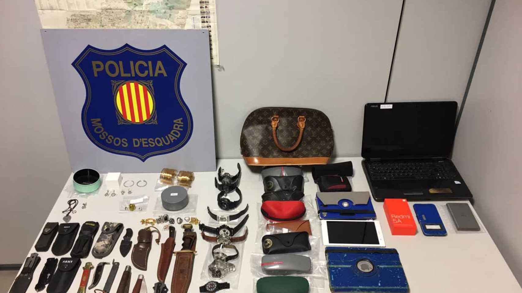 Parte del material localizado por los Mossos en el domicilio de los detenidos / Mossos