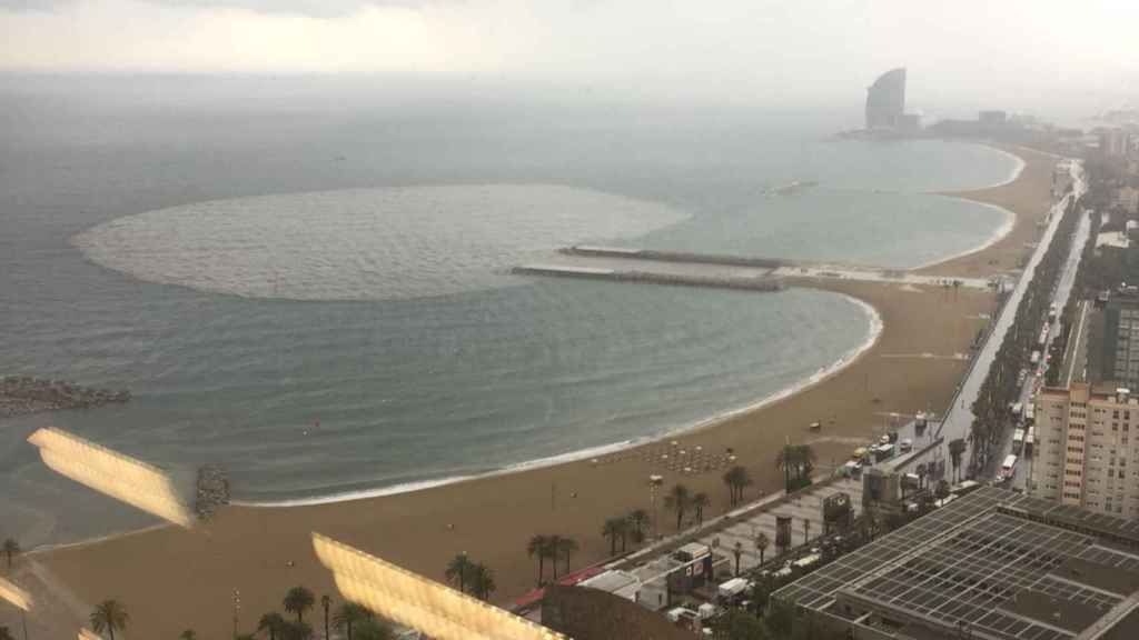 Isla de residuos frente a La Barceloneta