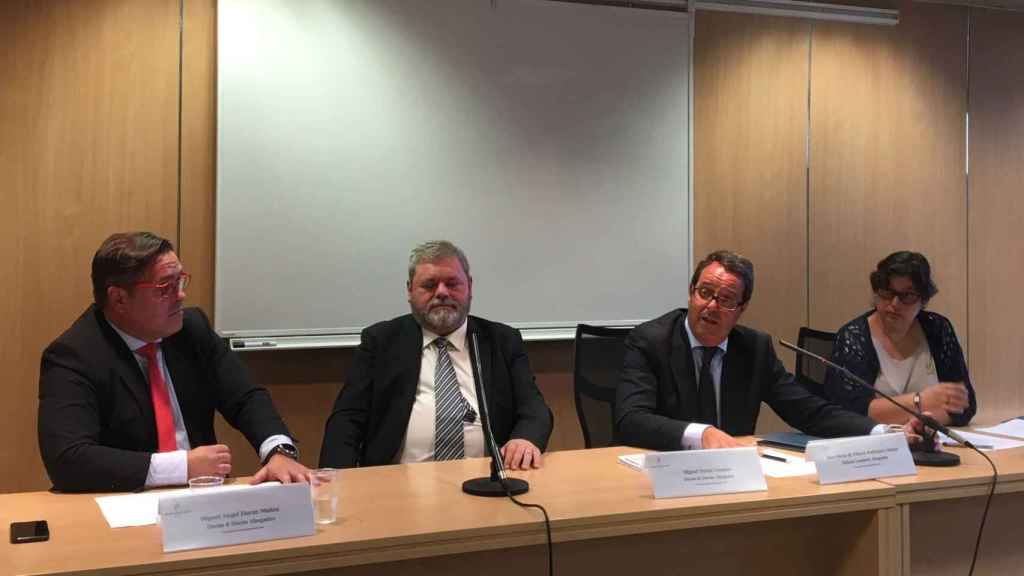 Los abogados Miguel Durán y Josep Maria de Palacio (centro) han presentado una querella criminal por malversación y profanación contra el gobierno de Colau / JORDI SUBIRANA