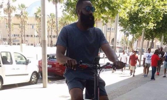 James Harden alquilando una bici eléctrica en Barcelona / MONDORENT