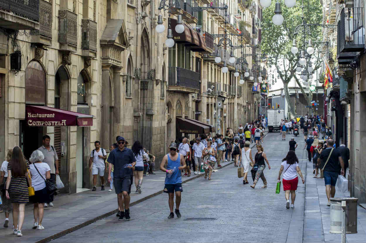 Imagen de archivo de la calle Ferran / HUGO FERNÁNDEZ