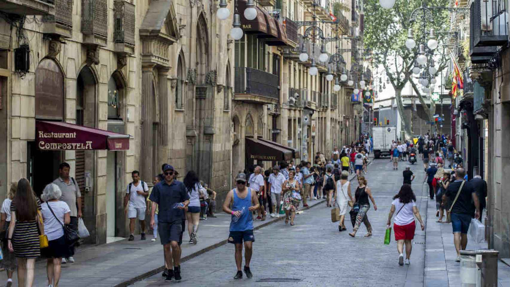 Imagen de archivo de la calle Ferran / HUGO FERNÁNDEZ