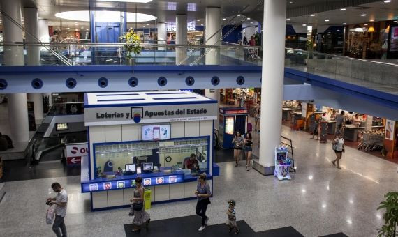 Interior de El Centre de la Vila, el centro comercial de la Vila Olímpica / HUGO FERNÁNDEZ