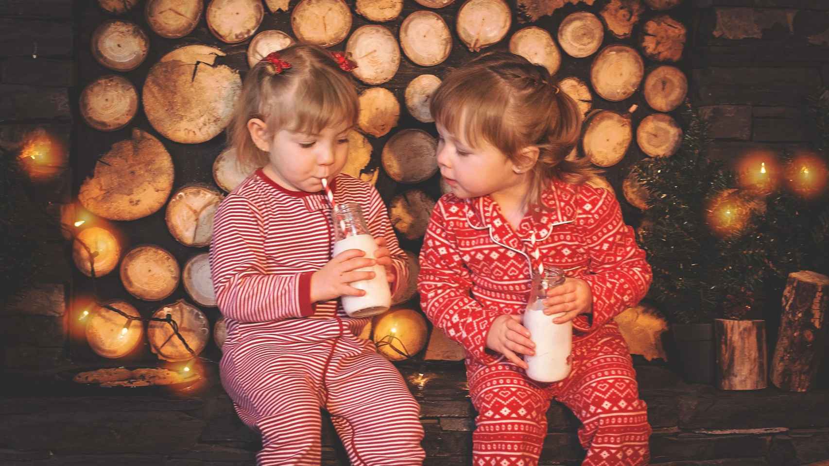 Niñas bebiendo leche