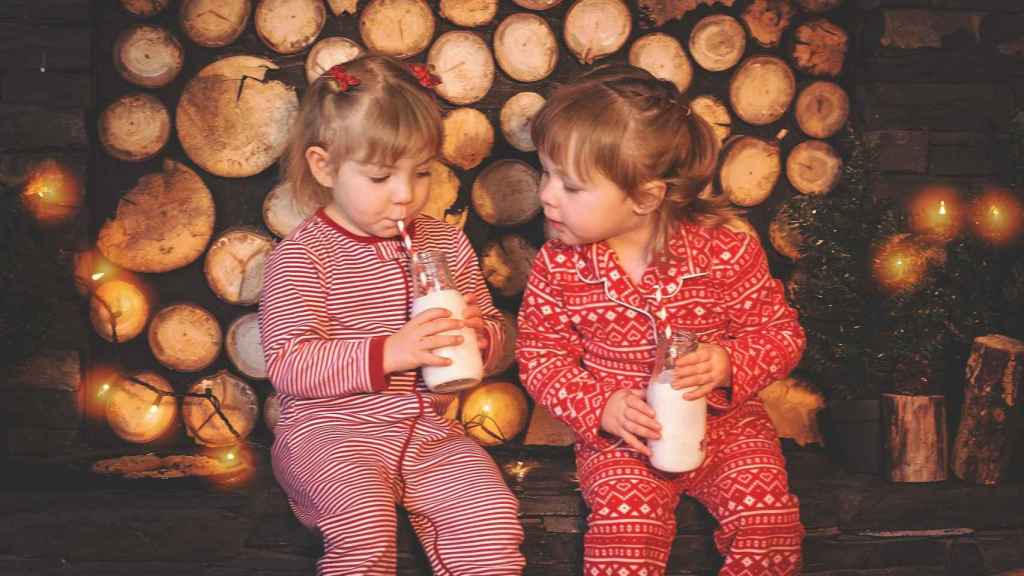 Niñas bebiendo leche