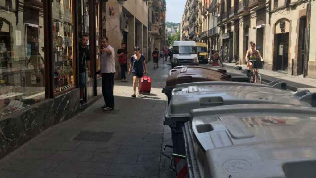 El vecino de Ciutat Vella que le entregó un bote lleno de cucarachas a Gala Pin, regidora del distrito, habla con un comerciante / C.R.